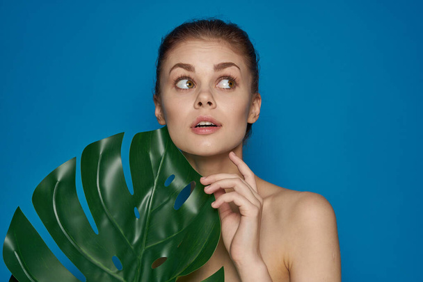 pretty woman clean skin palm leaf cosmetics spa treatments - Fotografie, Obrázek