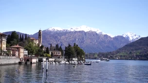 Antiguas casas en una ciudad a orillas del Lago de Como. Italia - Metraje, vídeo