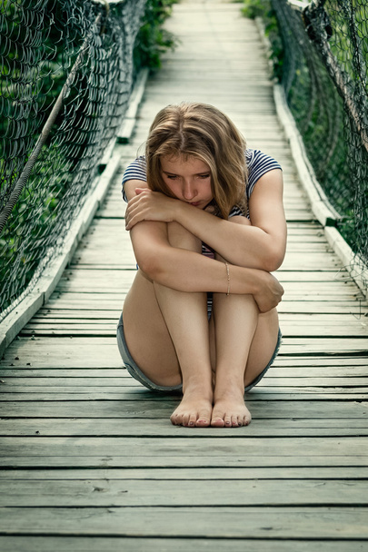 Retrato de una chica triste en el puente
 - Foto, Imagen