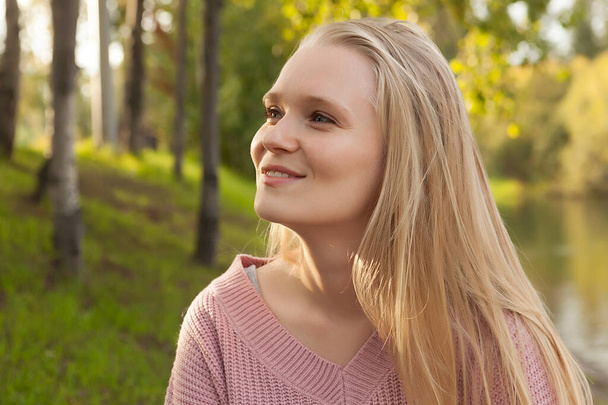 portrait of a young beautiful blonde girl, happiness and a smile on the girl's face - Fotografie, Obrázek
