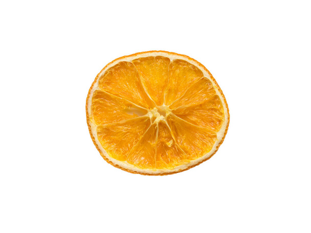 Um pedaço seco de laranja fresca isolado em um fundo branco. Frutos cristalizados deliciosos e saudáveis. - Foto, Imagem