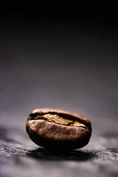 Makro-Kaffeebohne, geröstete Signature-Mischung mit reichem Aroma, bestes Morgengetränk und Luxusmischung - Foto, Bild