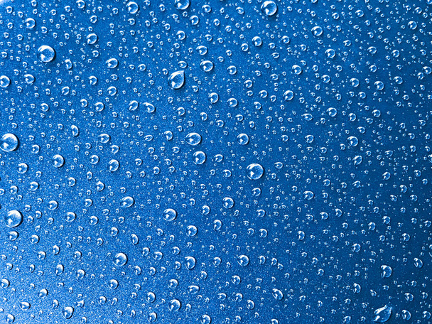goutte d'eau sur fond bleu - Photo, image