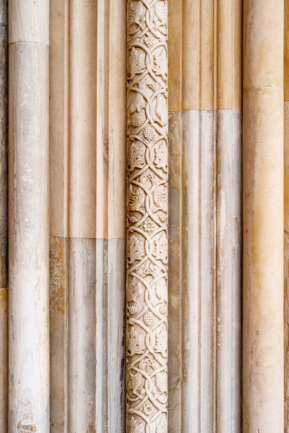 Patterns on the columns of the door of the Basilica of Santa Maria Maggiore. Bergamo - Foto, immagini