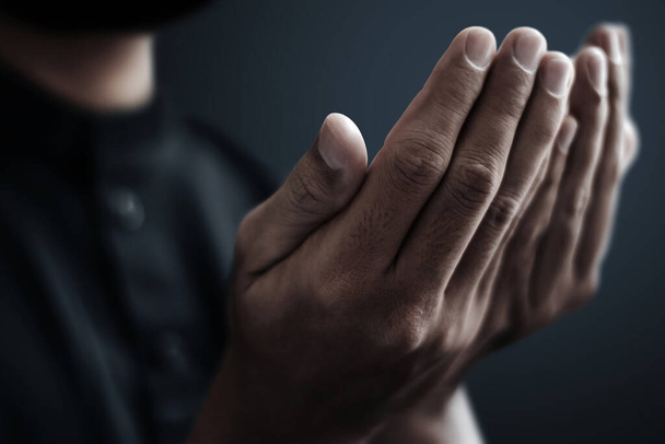 Hands of muslim man praying - Fotoğraf, Görsel