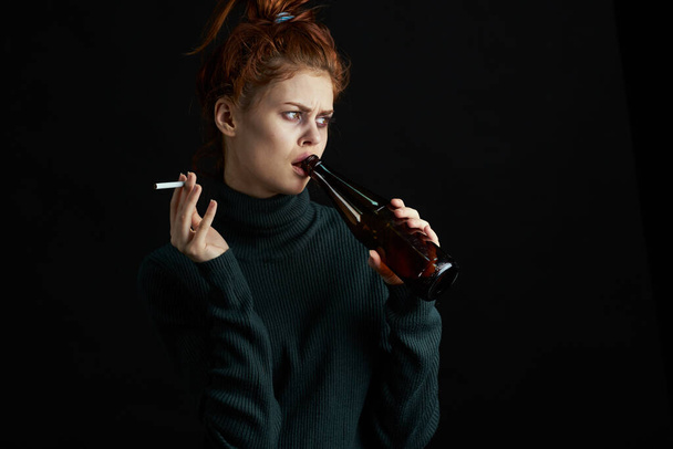 mujer con botella de alcohol moretones bajo los ojos cambia depresión fondo oscuro - Foto, Imagen