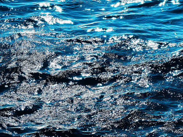 Pojęcie morza, tekstury i przybrzeżnej przyrody. Błękitny ocean woda jako tło powierzchni, fale płynące i letnie podróże wakacyjne - Zdjęcie, obraz