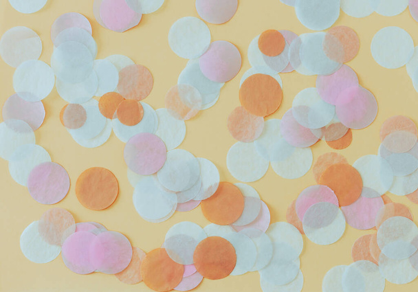 Kolorowe okrągłe papier strona confetti tło - Zdjęcie, obraz