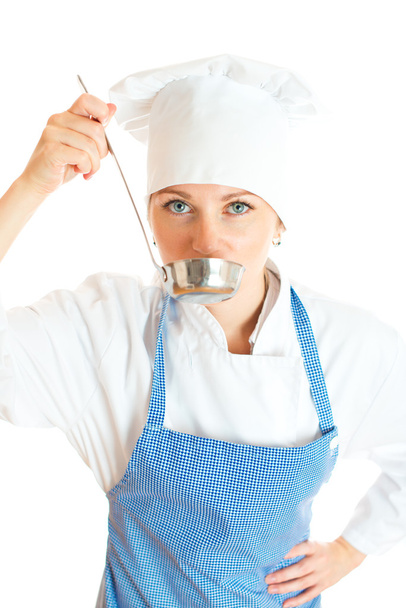 Ritratto di chef donna che cucina assaggiando cibo con mestolo. Isolato su bianco
. - Foto, immagini