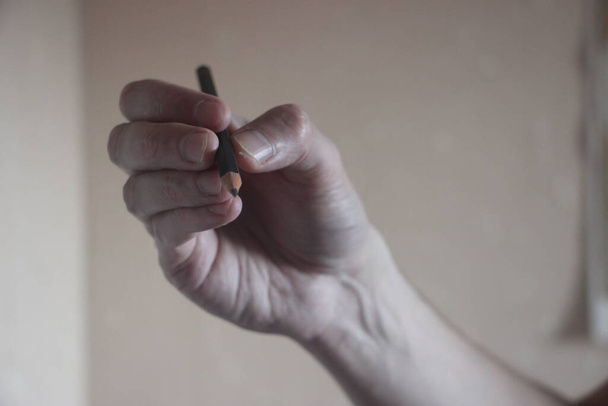 egy férfi kezében egy ceruza  - Fotó, kép
