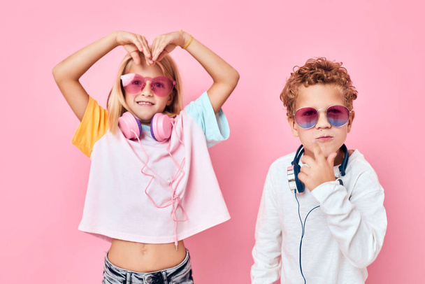 Portrait d'une fille et un garçon cheveux blonds lunettes à la mode casual enfants mode - Photo, image