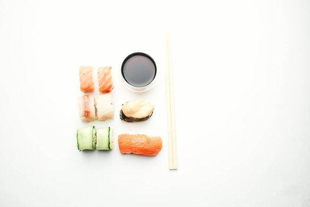 sushi chopsticks soy sauce snack delicacy japanese cuisine - Foto, Bild