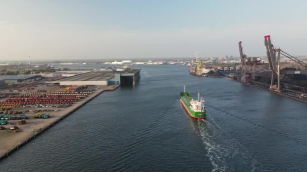 Luchtfoto van de westpoort Amsterdam, het Noordzeekanaal een grote tanker die door de industriehaven van Amsterdam loopt. - Video