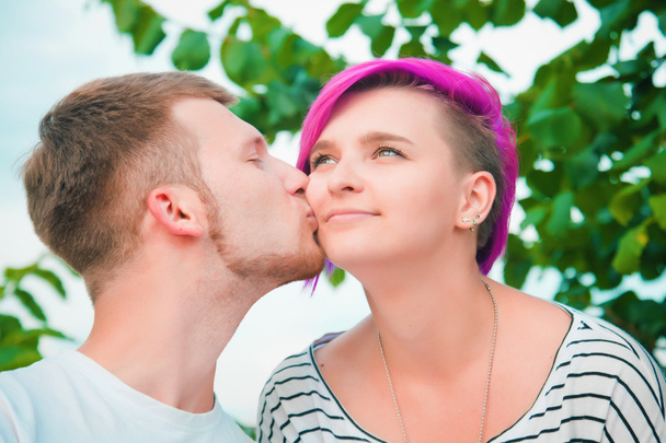 κοντινό πλάνο του ένα νεαρό ζευγάρι φιλιά - Φωτογραφία, εικόνα