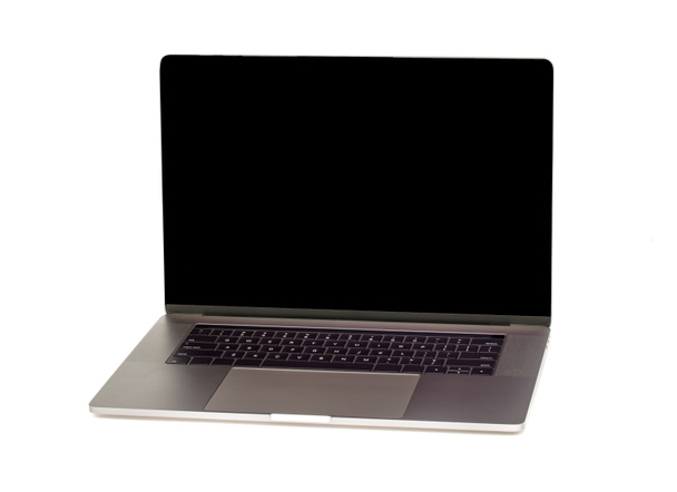 El ordenador portátil de lujo de plata plana de alta tecnología con tapa abierta se muestra como aislado en el fondo blanco. - Foto, Imagen