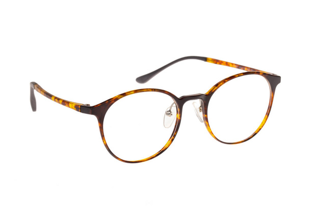 Bir çift kahverengi ve altın rengi, şeffaf lensli klasik stil reçeteli gözlük. Beyaz izole arkaplanda göster. - Fotoğraf, Görsel