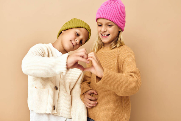 dzieci przytulić dzieciństwo grymas emocje beżowe tło - Zdjęcie, obraz