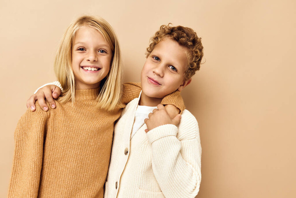 niños felices con pelo castaño claro aislado fondo - Foto, imagen