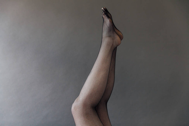 schöne Frauen schlanke Beine in Strumpfhosen auf einem hellen Hintergrund - Foto, Bild