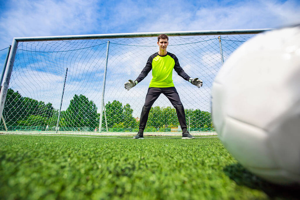 Fußballer Spieler Torwart fängt Ball beim Elfer - Foto, Bild