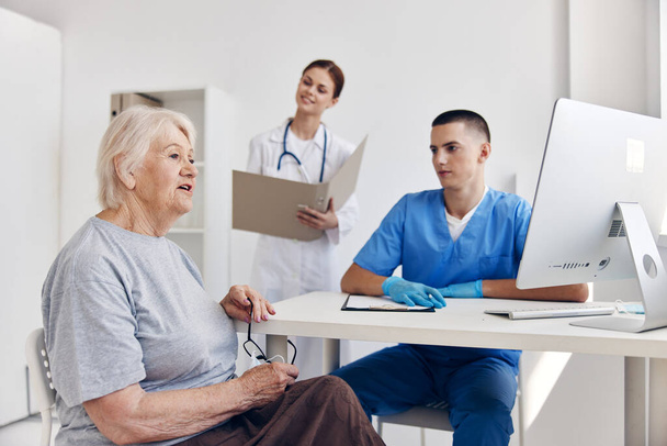 starsza kobieta u lekarzy i pielęgniarek wizyty kontrolne - Zdjęcie, obraz
