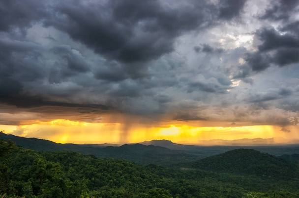 Luchtfoto regenstormen en zwarte wolken bewegen zich over de bergen In het noorden van Thailand, Pang Puey, Mae Moh, Lampang, Thailand. - Foto, afbeelding