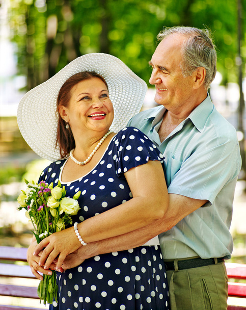 Счастливая пожилая пара с цветами
. - Фото, изображение