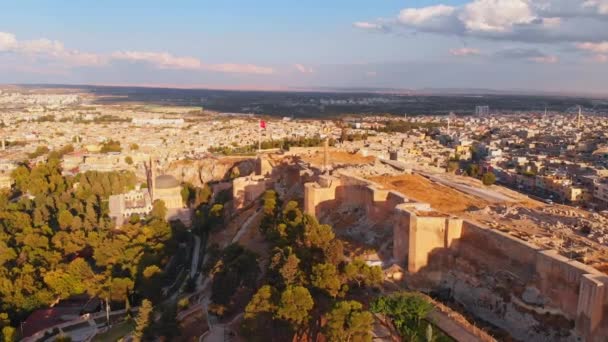 Vuelo aéreo sobre el histórico castillo de Sanliurfa en la ciudad de Urfa. Famoso destino de viaje en Turquía - Metraje, vídeo