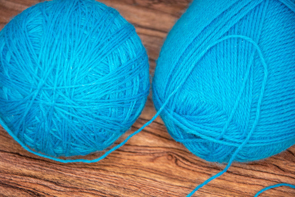A skein of yarn for knitting. Blue threads in a ball. - Zdjęcie, obraz