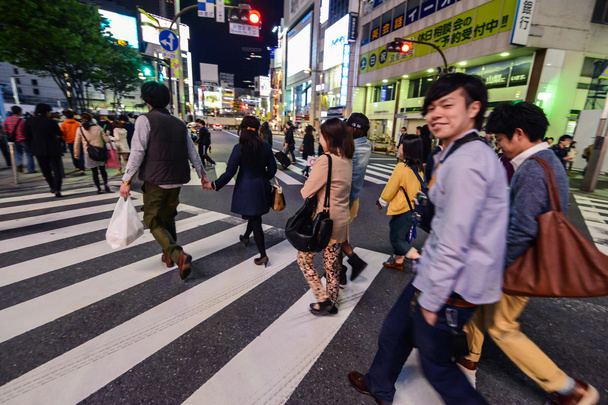 Smiling japanese boy on the crosswalk in Shinjuku. Tokyo, Japan - Foto, imagen