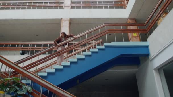 Η γυναίκα χορεύει λυρικό χορό στις σκάλες - Πλάνα, βίντεο