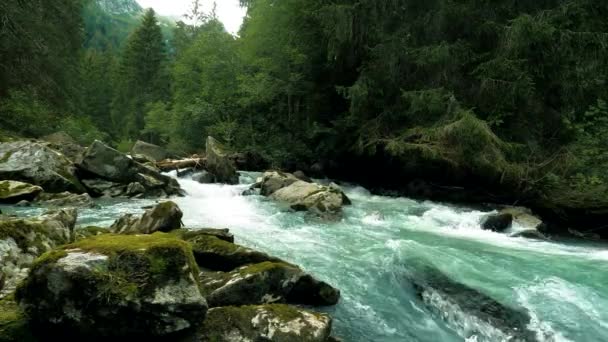 Альпійський ландшафт з річкою 5K - Кадри, відео