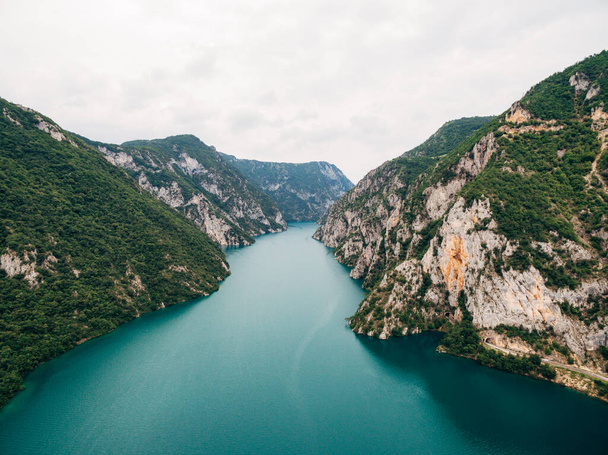 Zöld kanyon a Piva-tó mentén Montenegróban. Drón - Fotó, kép