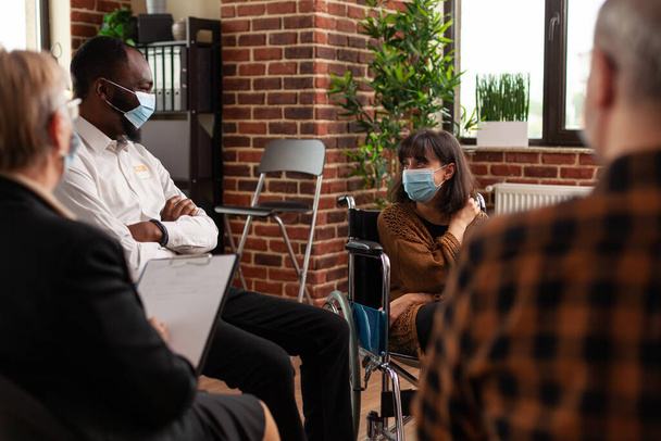 Mensen en vrouwen met een handicap hebben een gesprek op aa vergadering - Foto, afbeelding