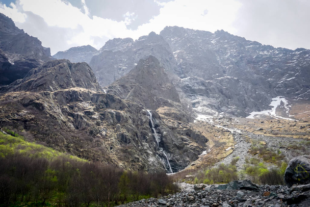 Beautiful Midagrabin valley in spring in North Ossetia - Foto, afbeelding