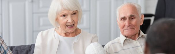 Seniorin hält Hof bei multiethnischen Freunden im Pflegeheim, Transparent  - Foto, Bild