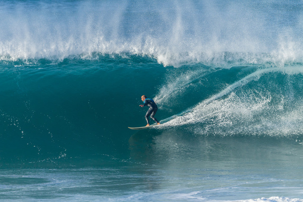 surfen surfer grote golf - Foto, afbeelding