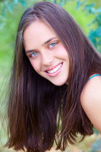 Young teenage woman outdoors - Valokuva, kuva