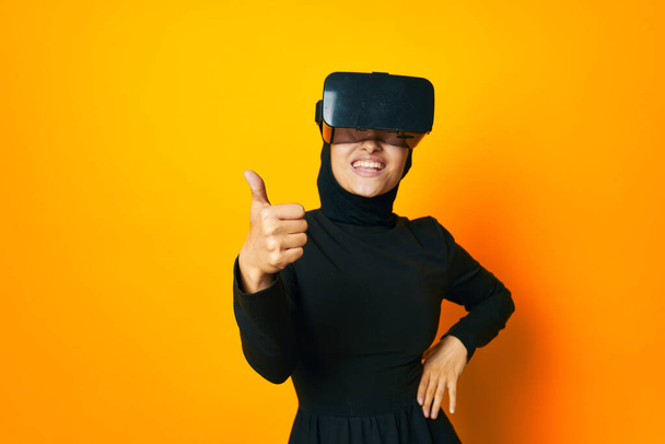 arab woman virtual reality glasses entertainment ethnicity model - Zdjęcie, obraz