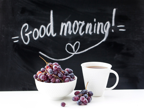 Caneca de café e uva fresca na mesa
 - Foto, Imagem
