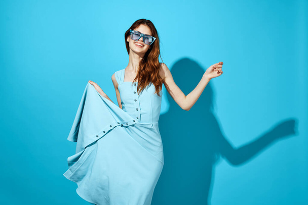 hübsche Frau im blauen Kleid blauer Hintergrund Lifestyle - Foto, Bild