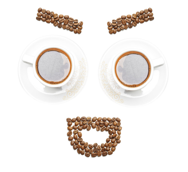 Cara divertida arreglada con granos de café y tazas
 - Foto, Imagen