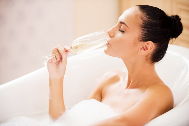 Mulher bebendo champanhe no banho
 - Foto, Imagem