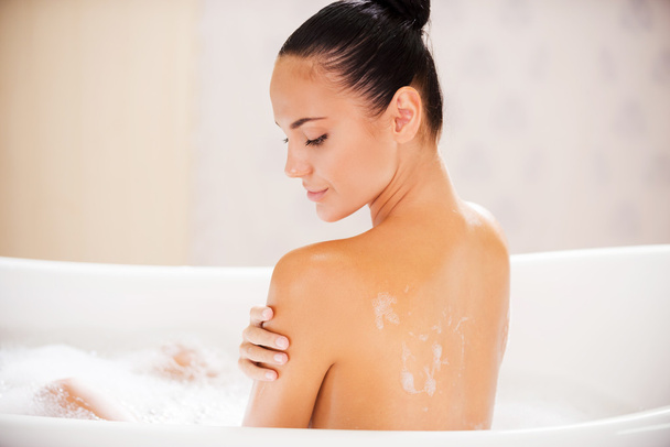 Woman enjoying bubble bath - Zdjęcie, obraz