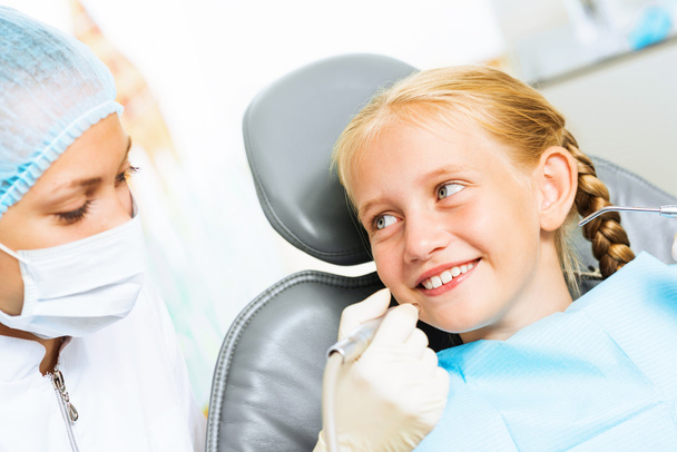 Dentist inspecting patient - Foto, afbeelding