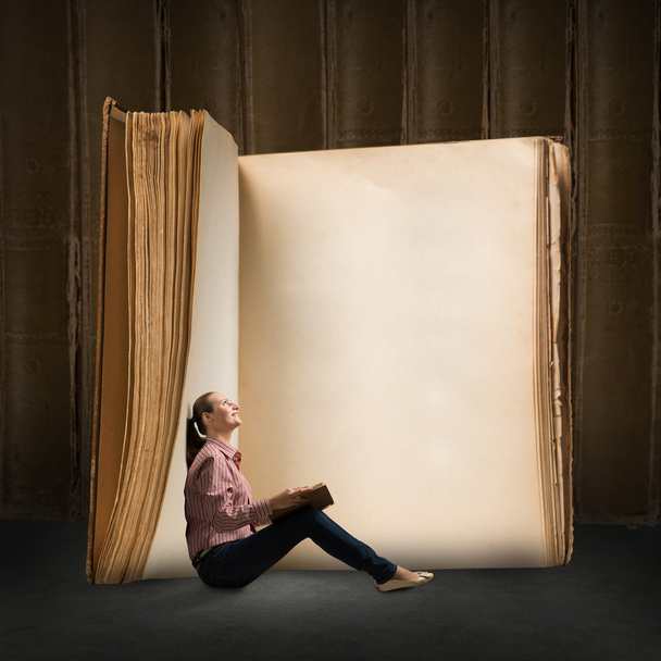 young woman reading a book - Фото, зображення