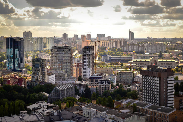 Vue de dessus des rues de la ville de Kiev un jour d'été - Photo, image