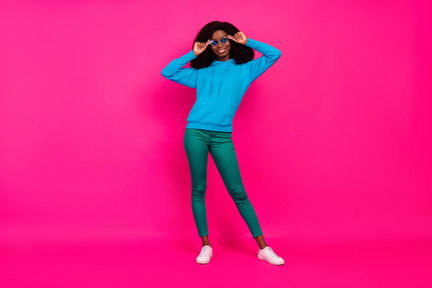Full length body size photo of smiling girl wearing casual clothes sunglass isolated on vibrant pink color background - Fotografie, Obrázek