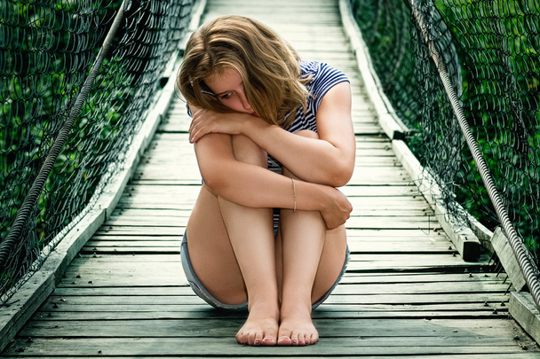 portrét smutná dívka na mostě - Fotografie, Obrázek