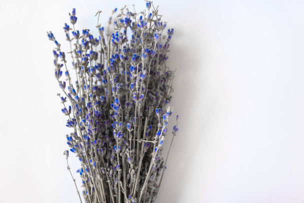 Joukko kuivia laventeli kukkia maalaismainen tausta ylhäältä katsella mock up - Valokuva, kuva